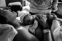 De baby wordt na de geboorte in het Amstelland ziekenhuis bij de mama op haar borst gelegd