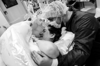 De baby is na een halve moeder geassisteerde keizersnede geboren in het Dijklander