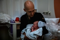 Geboortereportage Amsterdam Sandrinos Geboortefotografie -14 Papa met zijn pasgeboren dochter in het VU Amsterdam vastgelegd door Sandrinos Geboortefotografie