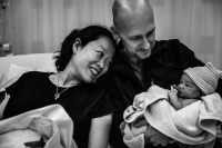 Dolblije ouders met hun pasgeboren dochter in het VU Amsterdam gefotografeerd door Sandrinos Geboortefotografie uit Purmerend