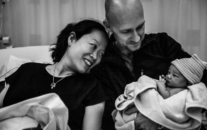 Dolblije ouders met hun pasgeboren dochter in het VU Amsterdam gefotografeerd door Sandrinos Geboortefotografie uit Purmerend