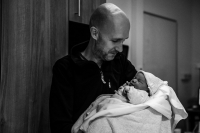 Geboortereportage Amsterdam Sandrinos Geboortefotografie -20 Papa met zijn pasgeboren dochter in het VU Amsterdam vastgelegd door Sandrinos Geboortefotografie