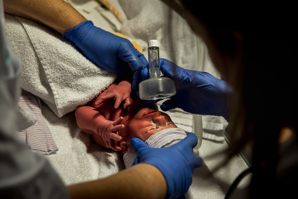 Pasgeboren baby wordt door kinderarts nagekeken in ziekenhuis Leeuewarden