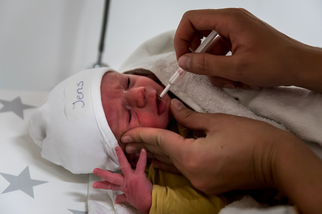 Pasgeboren baby in ziekenhuis Leeuwarden gefotografeerd door Sandrinos Geboortefotografie uit Purmerend