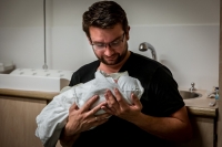 Geboortereportage-tweeling-Leeuwarden-Sandrinos-Geboortefotografie-37 Trotse papa met een van zijn pasgeboren zoons in het ziekenhuis van Leeuwarden gefotografeerd door Sandrinos Geboortefotografie uit Purmerend