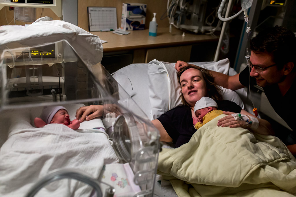 Trotse ouders met hun pasgeboren tweeling in het ziekenhuis van Leeuwarden gefotografeerd door Sandrinos Geboortefotografie uit Purmerend
