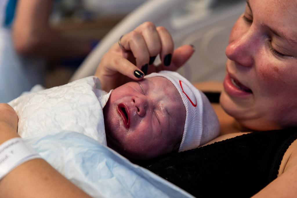 Een pasgeboren baby tijdens een geboortereportage