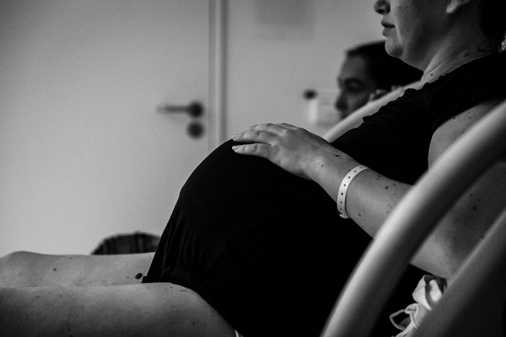 De laatste foto met je dikke buik tijdens de bevalling vastgelegd door geboortefotograaf Sandra vd Meulen