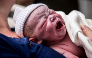 Dit is geboortefotografie, de eerste momenten van je baby gefotografeerd in het ziekenhuis in Zaandam