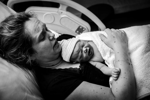 Mama met haar pasgeboren dochter tijdens de geboortereportage in Zaandam