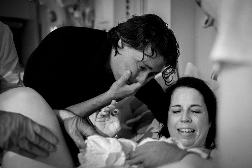 Emoties en ontlading bij de ouders nadat hun kindje is geboren vastgelegd door geboortefotograaf Sandra van der Meulen