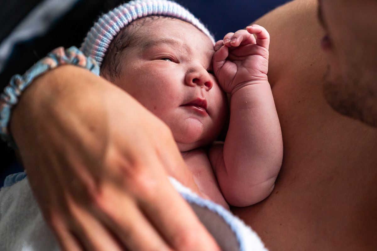 Een pasgeboren baby vastgelegd door Sandrinos Geboortefotografie