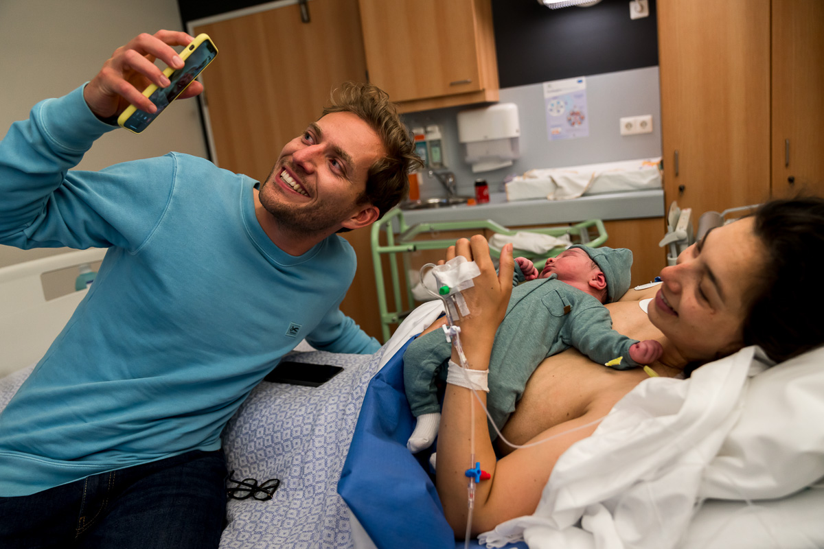 Een selfie voor de familie om de geboorte van hun zoon kenbaar te maken