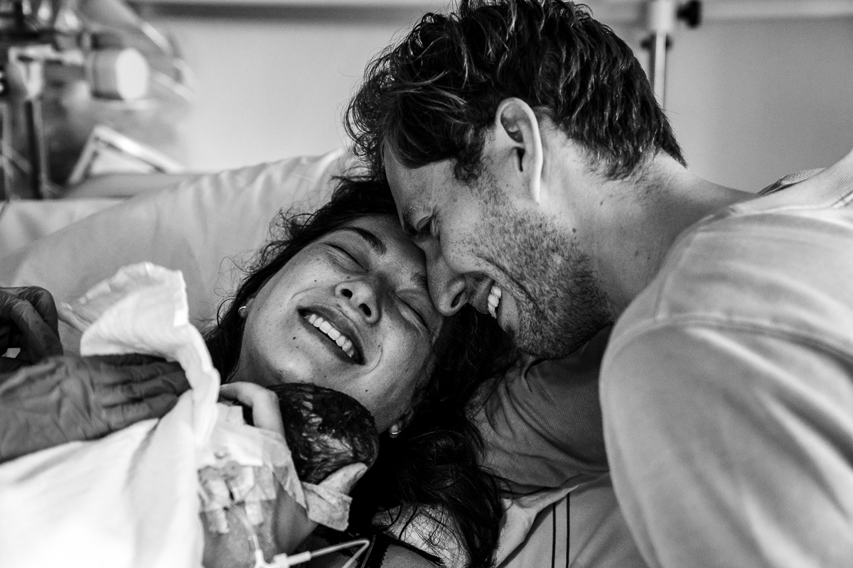 Prachtig emotioneel beeld van Sandrinos Geboortefotografie nadat de baby is geboren