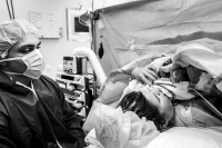 Keizersnede-Hoorn-24 De ouders bewonderen hun baby die middels een keizersnede is geboren