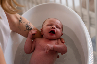 Kraamreportage-Purmerend-3 Tijdens een lifestyle kraamreportage wordt de baby in bad gedaan door de mama