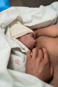 Geboortereportage Den Haag-11 In het HMC leg ik de eerste borstvoeding vast als professioneel geboortefotograaf
