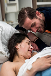 Geboortereportage Den Haag-12 De liefdevolle blik van beide ouders wanneer ze hun baby net na de geboorte in het ziekenhuis zien.