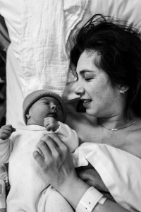 Geboortereportage Den Haag-19 Een zwartwit foto van de connectie tussen moeder en dochter na de ziekenhuisbevalling