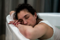 Geboortereportage Den Haag-2 Tussen de weeën door pakt de barende vrouw haar rust tijdens de badbevalling