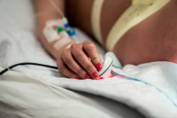 Geboortereportage Den Haag-4 De mama krijgt pijnstilling tijdens de bevalling in het HMC In Den Haag