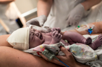 Geboortereportage Den Haag-7 De eerste ontmoeting met je kindje vastgelegd door Sandrinos Geboortefotografie