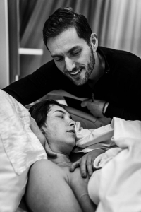 Geboortereportage Den Haag-9 Opluchting en emoties bij de ouders na de geboorte van hun derde kindje in het ziekenhuis