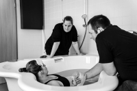 In het Dijklanderziekenhuis in Hoorn leg ik als geboortefotograaf een badbevalling vast