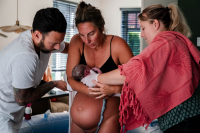 Geboortereportage Veenendaal-11 Mama stapt het bevalbad uit na de thuisbevalling met de baby nog aan de navelstreng