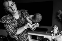 Geboortereportage Veenendaal-18 De verloskundige laat na de thuisbevalling in Veenendaal zien hoe de baby in de buik zat