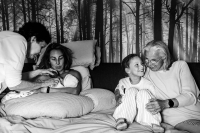 Geboortereportage Veenendaal-22 Mama geeft borstvoeding en oma knuffelt met haar kleindochter na de thuisbevalling in Veenendaal