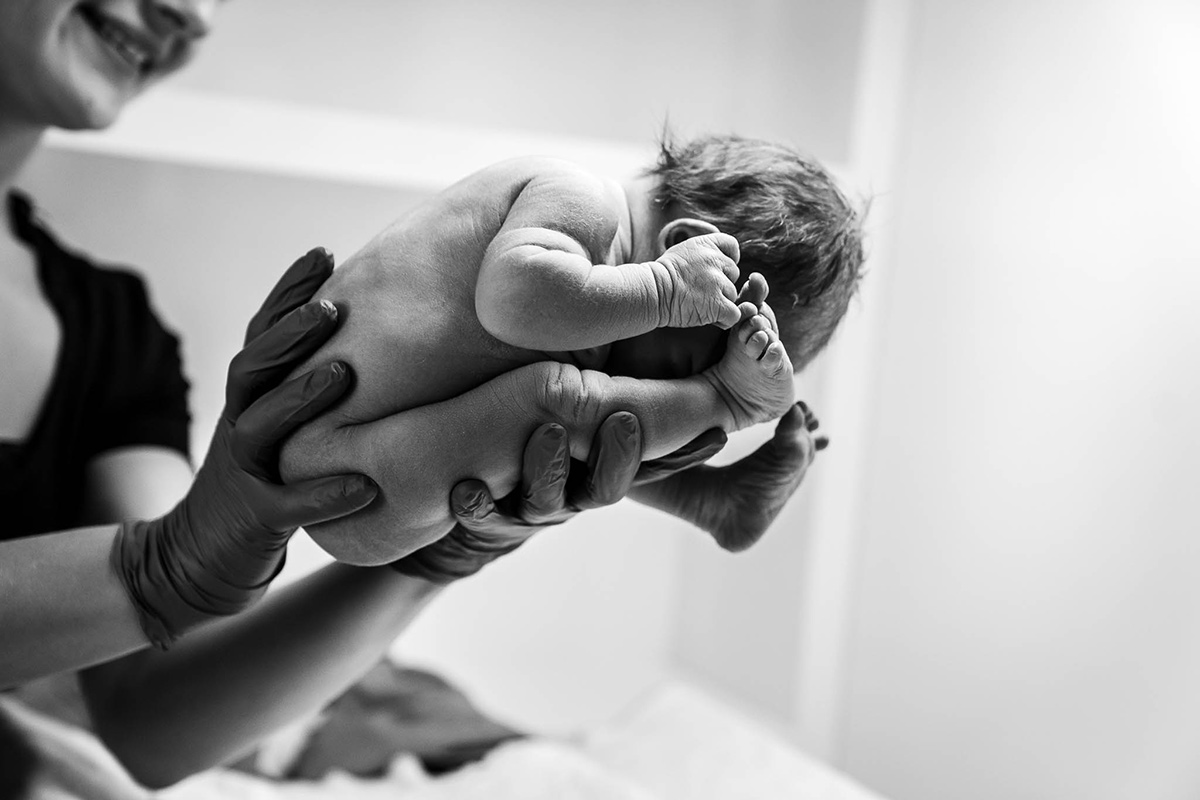 De verloskundige laat zien hoe de baby in de buik heeft gezeten in het Dijklander ziekenhuis