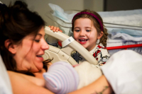 Het oudere zusje is dolblij als ze haar pasgeboren broertje ziet in het RKZ ziekenhuis Beverwijk
