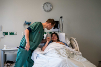 De spanning loopt op bij d ouders voor de geplande keizersnede