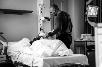 De moeder vangt bij een VBAC haar weeën op in het OLVG Amsterdam