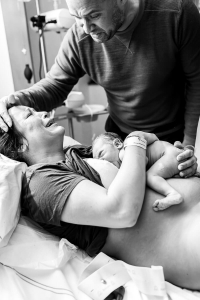 Geboorte-VBAC-3 De moeder is dolblij dat ze een VBAC bevalling heeft