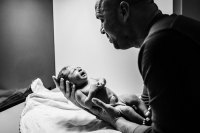 Geboorte-VBAC-7 Papa bewondert zijn zoon na de VBAC bevalling