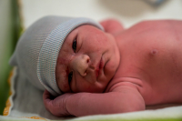 Geboortefotografie Haarlem-10 De baby heeft zijn oogjes voor het eerst open