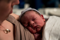 Geboortefotografie Haarlem-11 De baby ligt heerlijk bij mama op haar borst te slapen