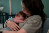 Geboortefotografie Haarlem-12 Tijdens een kraamreportage worden knuffelmomenten met de baby uiteraard vastgelegd