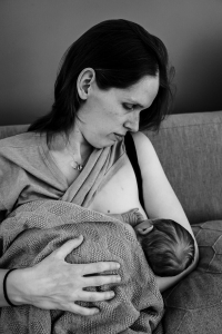 Geboortefotografie Haarlem-13 Mama geeft borstvoeding tijdens de kraamreportage aan huis in Purmerend