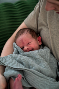 Geboortefotografie Haarlem-14 De baby lijkt te lachen naar de fotograaf tijdens de kraamreportage