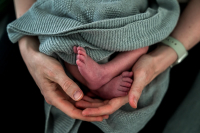 Geboortefotografie Haarlem-15 Een foto van de kleine babyvoetjes tijdens de kraamreportage