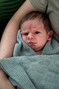 Geboortefotografie Haarlem-16 De baby heeft zijn oogjes open tijdens de kraamreportage aan huis