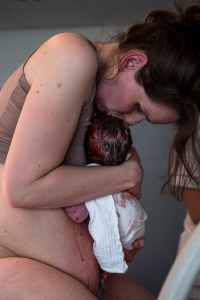 Geboortefotografie Haarlem-2 Mama kust haar pasgeboren baby in Haarlem