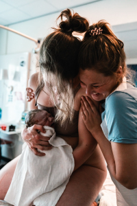 Geboortefotografie Haarlem-4 Blijdschap en ontroering als de baby geboren is in de verloskamer