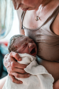 Geboortefotografie Haarlem-5 Een close-up van de pasgeboren baby in het ziekenhuis in Haarlem