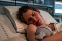 Geboortefotografie Haarlem-6 Na de bevalling rust mama uit met haar baby in haar armen