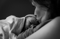 Geboortefotografie Haarlem-8 Mama kust heel teder haar pasgeboren baby