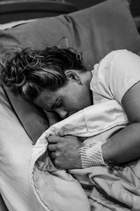 Geboortereportage-Hoorn-1 Barende vrouw zucht haar weeën weg tijdens de bevalling